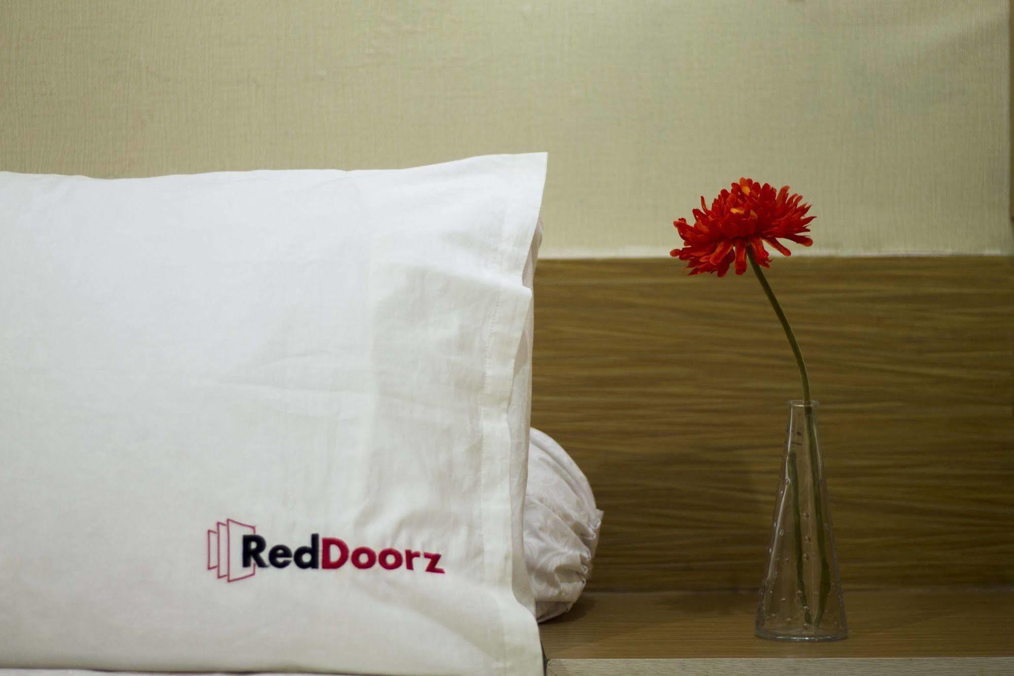 Reddoorz Plus Near Lippo Karawaci Hotel Tangerang Exterior photo